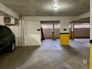 Imagem de uma área aberta com pilares de concreto e caixas numeradas