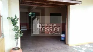 Vista interna de um corredor com teto de concreto em uma propriedade em Lajeado.
