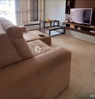 Uma sala de estar com sofá e piso de madeira.