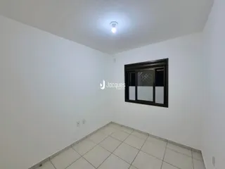 Vista interna de um cômodo com paredes brancas e piso de cerâmica.