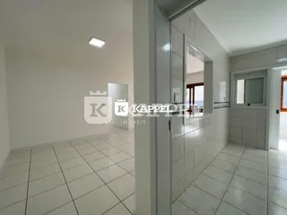 Foto de um ambiente interno com piso de cerâmica clara.