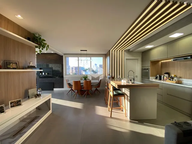 Sala de estar e cozinha de um apartamento moderno com vista para a cidade.
