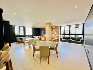 Ambiente de sala de jantar com grandes janelas em um imóvel em Lajeado.