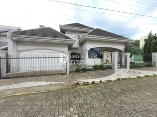 Fachada de uma casa em Lajeado, Brasil com cerca e calçada.