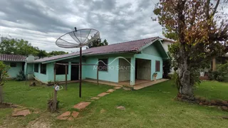 Fachada de uma casa residencial com jardim em Lajeado, Brasil.