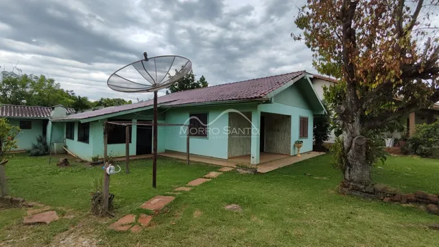 Fachada de uma casa residencial com jardim em Lajeado, Brasil.