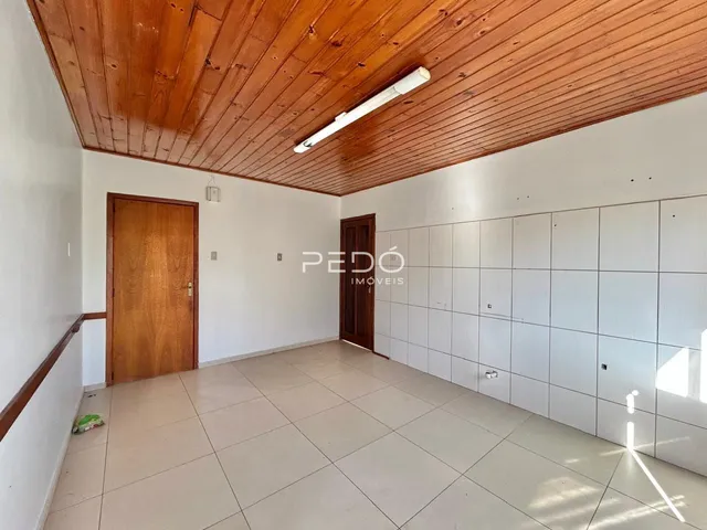 Ambiente interno com piso de cerâmica e forro de madeira.