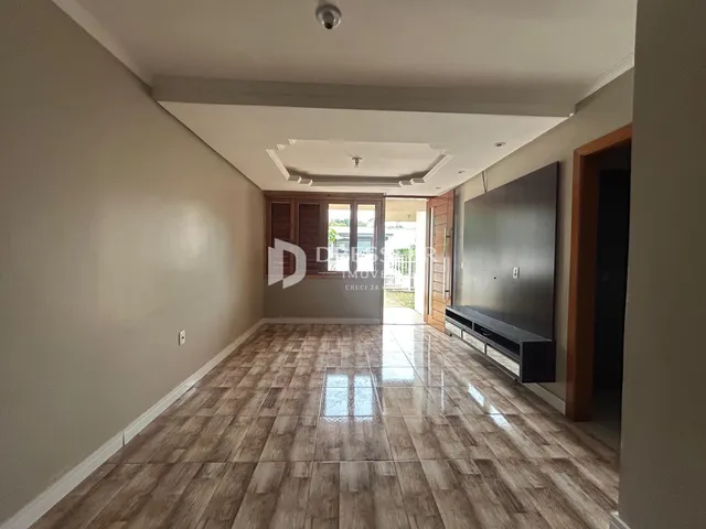 Hall de entrada com piso de cerâmica no imóvel.