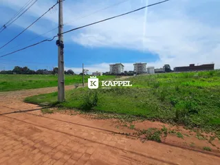 Vista externa de uma área rural com vegetação e estradas de terra.