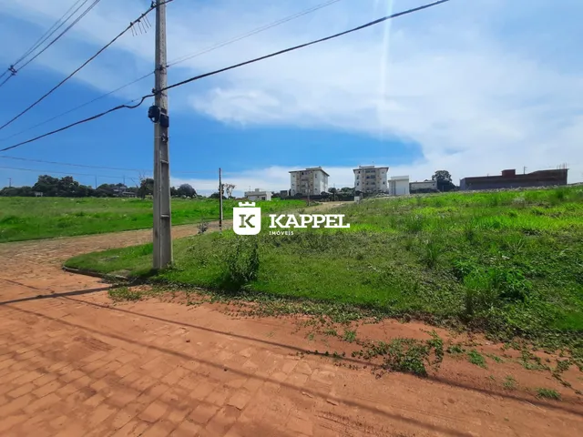 Vista externa de uma área rural com vegetação e estradas de terra.