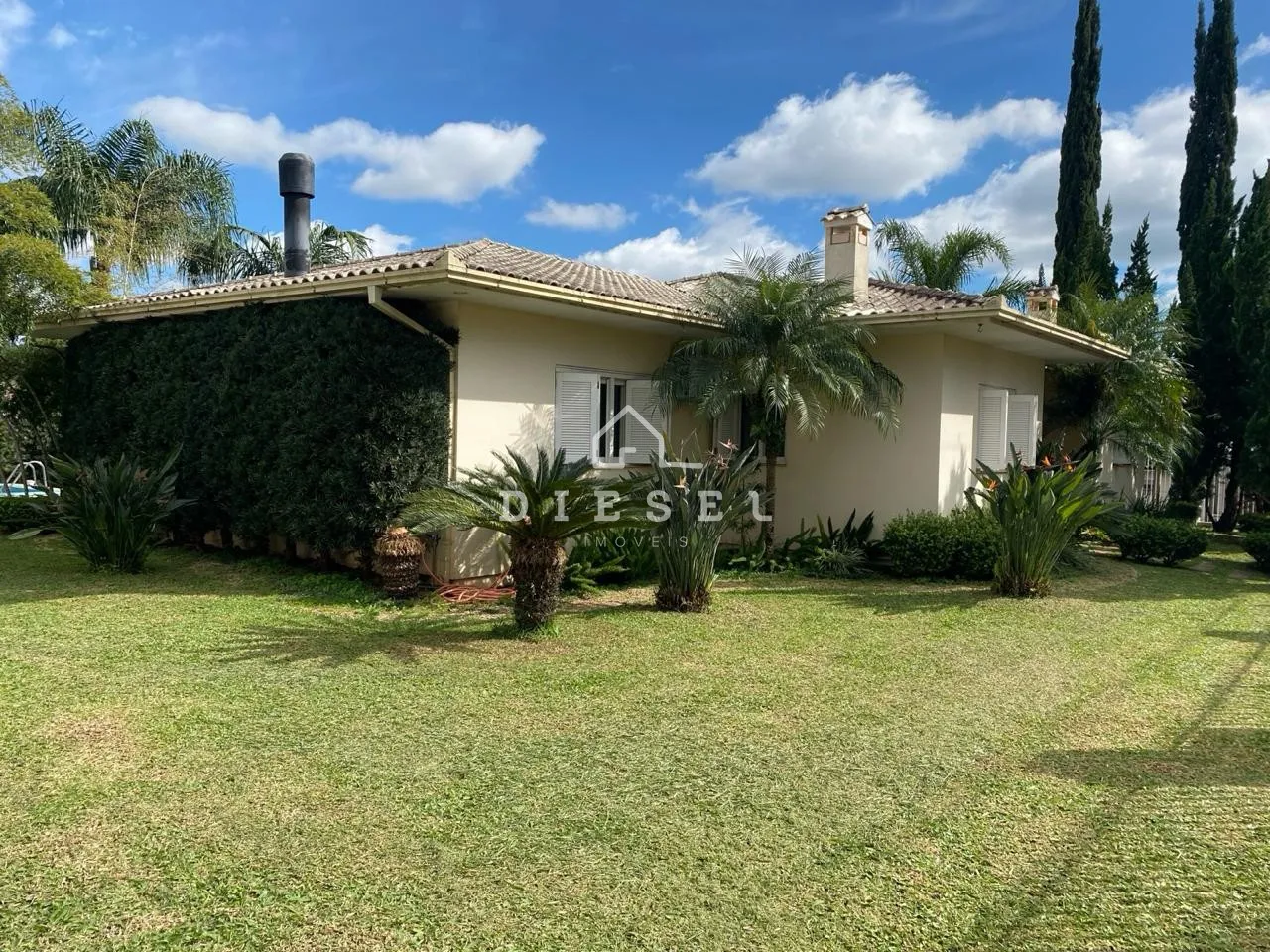 Casa com 4 dormitórios, foto 1