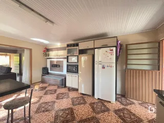 Foto de uma sala de estar com cozinha em um imóvel no Brasil.