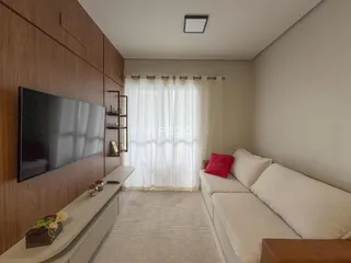 Foto da sala de estar com sofá e televisão em um imóvel no Brasil.