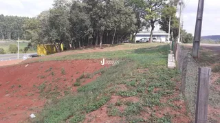 Vista de uma área de terra com vegetação e cerca em Lajeado.