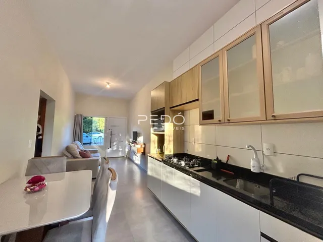 Ambiente moderno com cozinha integrada e sala de estar.