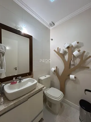 Banheiro moderno com pia e vaso sanitário.