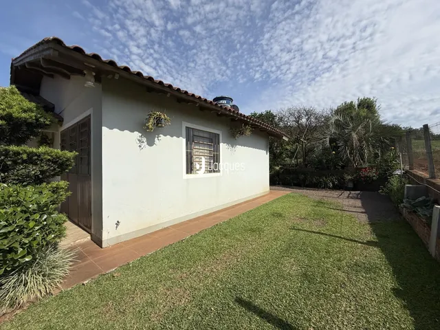 Foto da fachada de uma casa em Lajeado, Brasil, com jardim gramado.