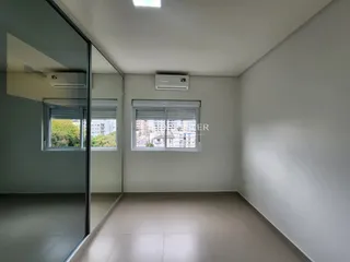 Interior de um ambiente com piso claro e paredes brancas.