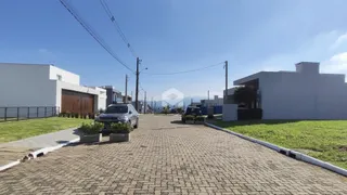 Fachada de uma residência com garagem e jardim em Lajeado, Brasil.