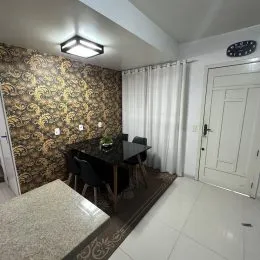 Foto de um ambiente interno com parede texturizada e mesa escura.