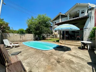 A foto exibe uma piscina e área externa de uma residência em Lajeado.