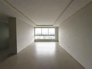Ambiente interno amplo com paredes brancas e piso claro.