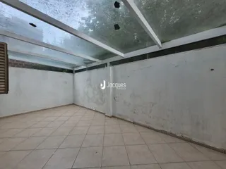 Imagem de um ambiente interno com piso de cerâmica e teto de vidro.