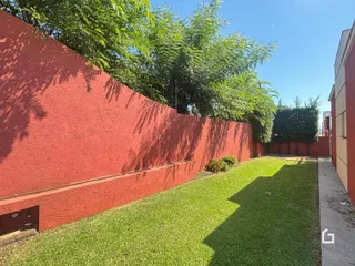 Parede externa vermelha com gramado verde em Lajeado, Brasil.