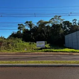 Vista externa de uma propriedade em Lajeado, Brasil, mostrando a rua e a vegetação.
