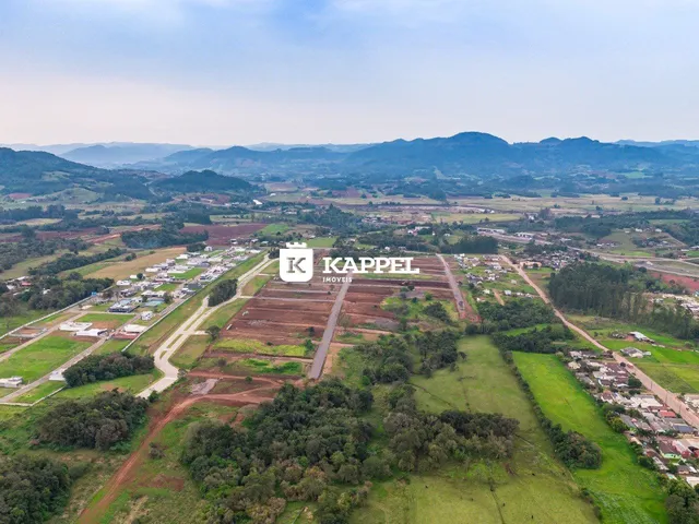 Vista aérea de uma área rural com campos e vegetação em Lajeado.