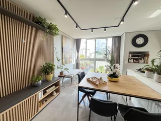 Ambiente moderno com grande janela e decoração de madeira em um imóvel.