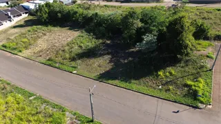 Vista aérea da propriedade mostrando a divisa com a rua e vegetação.