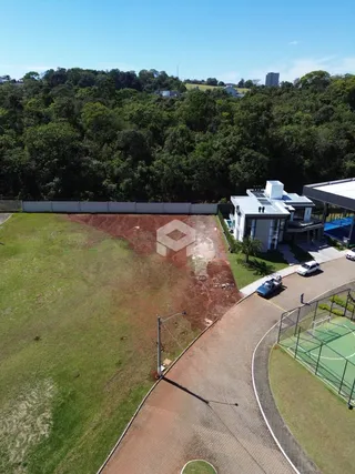Vista aérea de um terreno com gramado e área pavimentada.