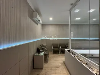 Interior de um ambiente moderno com revestimento de parede e assentos.