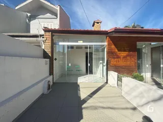 Fachada de uma residência moderna com porta de vidro em Lajeado, Brasil.