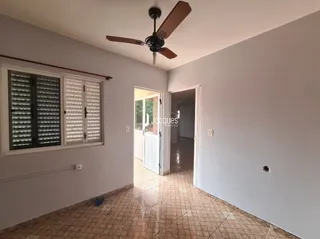 Hall de entrada com piso de cerâmica e paredes brancas.