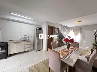 Foto de uma sala de estar e cozinha moderna com armários brancos e piso de cerâmica.