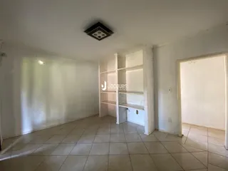Ambiente interno com piso de cerâmica e estantes embutidas.
