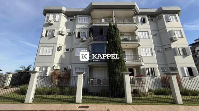 Fachada de um prédio residencial em Lajeado, Brasil, com múltiplos andares e varandas.