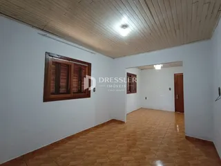 Interior de uma sala com piso de cerâmica e teto de madeira.