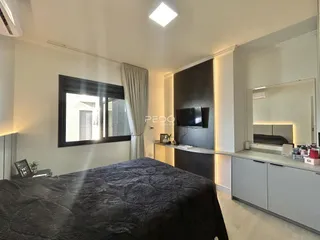 Foto de um quarto com cama e janela em um imóvel.