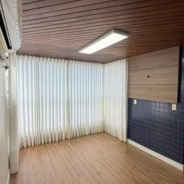 Foto de um ambiente interno com piso de madeira e forro de madeira.