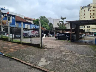 Vista externa de uma propriedade com cerca e terreno em Lajeado.