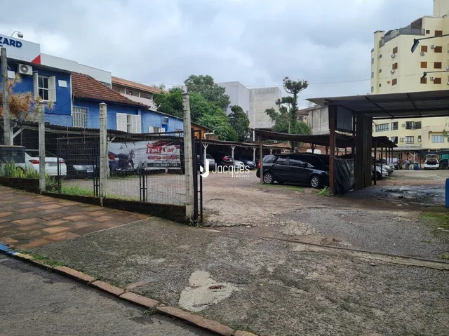 Vista externa de uma propriedade com cerca e terreno em Lajeado.