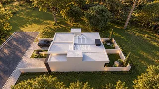 Vista aérea da fachada de uma casa moderna com jardim em Lajeado, Brasil.