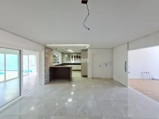 Vista interna de um ambiente com piso de cerâmica e paredes brancas.