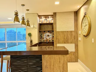 Vista interna de uma cozinha moderna com vista para a cidade.