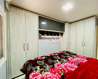 Quarto com armários embutidos e cama.