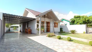 Vista externa de uma casa com jardim e área pavimentada em Lajeado.