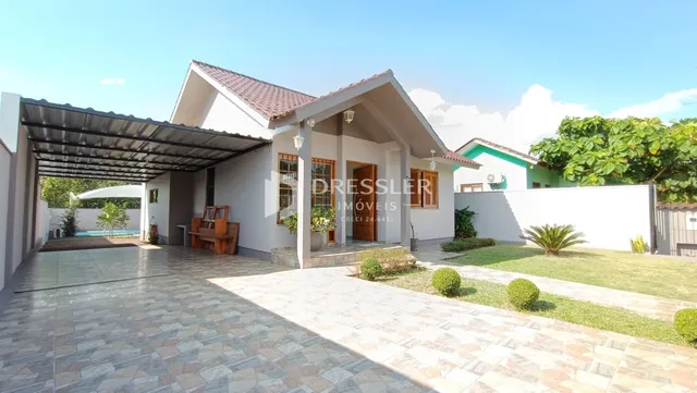 Vista externa de uma casa com jardim e área pavimentada em Lajeado.